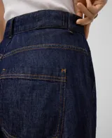 Pantalón de denim de algodón para mujer, color azul oscuro. Diseño de tiro alto, con trabillas, cierre con botón metálico y cinco bolsillos. Corte recto con pespunte decorativo a contraste.
