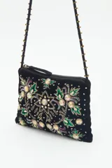 Cartera de mano negra con bordado de flores multicolores y lentejuelas.