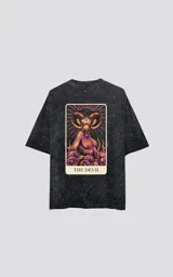 Remera negra con efecto nevado, corte oversize y estampa sublimada en la espalda con la carta del tarot 'El Diablo'.