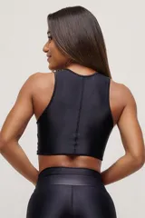 Top deportivo negro con cuello alto y espalda deportiva.