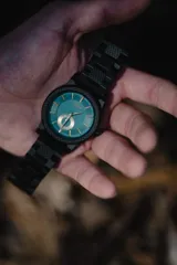 Reloj Chenaut Saphir d’Ébène con movimiento de cuarzo, caja y malla de madera de ébano, esfera azul zafiro con detalles dorados, cristal Hardlex resistente a los arañazos y cierre oculto con botón.