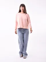 Remera negra de manga larga con cuello redondo.