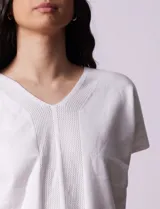 Buzo tejido color lila, marca Ninety. Escote en V. Calado en escote y delantera.