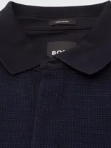 Remera polo manga larga azul oscuro, corte slim fit, confeccionada en algodón elastizado.