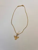 Cadena dorada con colgante en forma de ave decorada con brillantes.
