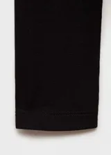 Camiseta negra de manga larga con cuello redondo y corte ajustado.