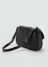 Bolso bandolera negro de cuero con asa ajustable, cierre de hebilla y detalle en contraste color beige.