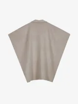 Poncho marrón con cuello polo y cierre frontal con cremallera.