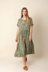 Vestido largo con estampado floral multicolor, de corte amplio y mangas cortas.