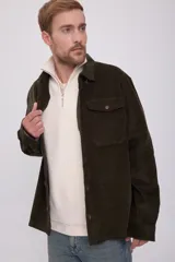 Sobrecamisa verde oscuro de pana con cierre de botones, manga larga y bolsillos en el pecho.
