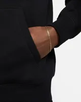 Campera negra con capucha y cierre frontal, con logo de Nike bordado en blanco en el puño izquierdo y una letra N grande en el pecho con borde naranja y relleno azul.