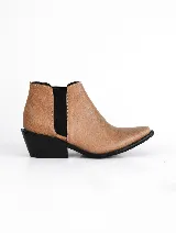 Botín de cuero color marrón claro, con elástico negro en los laterales, punta fina y taco cuadrado bajo color negro.