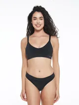 Top de bikini negro con textura brillante y breteles finos.