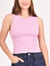Musculosa de punto color lila, con cuello redondo y sisas anchas.