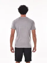 Remera lisa color lila de corte regular.