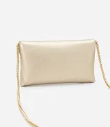 Billetera grande dorada de poliuretano con solapa y cierre de botón imantado. Incluye correa de cadena dorada para usar cruzada.