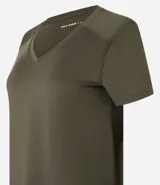 Remera deportiva color verde salvia, de manga corta y escote en V. Confeccionada en microfibra con orificios para facilitar la transpiración.