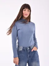 Polera de punto acanalado color celeste con cuello alto y mangas largas.