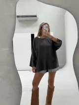 Remerón holgado de tencel color verde oscuro, con cuello redondo y mangas 3/4.