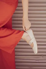 Chatitas tipo Mary Jane de charol negro con punta redondeada y tira sobre el empeine con hebilla metálica plateada.