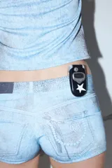 Conjunto de dos piezas confeccionado en tricot premium apto para el agua. Incluye una remera de manga corta con cuello redondo y un short tipo culotte de tiro bajo. Presenta un acabado con textura y detalle de logo en el frente. Diseñado en colaboración entre Calipsian y Nepobaby.