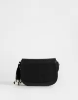 Bandolera negra de cuerina con solapa bordada y correa regulable de tela con rayas blancas y negras.