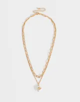 Collar corto dorado de doble cadena, una de eslabones grandes y otra de eslabones finos, con dije de perla irregular y ángel dorado.