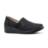 Zapato casual Korium Confort Thia 491 de mujer, color negro, con elásticos laterales, capellada con perforaciones y taco bajo.