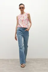 Blusa sin mangas con estampado paisley en tonos rojos, rosados, amarillos y blancos.