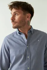 Camisa celeste de manga larga para hombre, con logo bordado y fit slim. Confeccionada en 100% algodón.