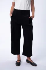 Pantalón negro de micropana con corte ancho y pinzas.