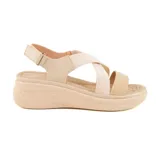 Sandalias de mujer color beige con tiras cruzadas elásticas y suela de plataforma.