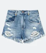 Short de jean boyfriend con cintura baja, forro aparente, roturas y terminación desflecada.