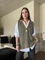 Chaleco tejido color marrón con detalles de lurex, escote en V, bordado con botones, terminaciones en crochet y bordados hechos a mano con lana merino.