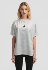 Remera negra de algodón con estampado de un corazón rojo con rosas amarillas y texto en estilo tatuaje old school.