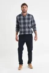 Pantalón chino de hombre, color azul marino, corte recto y tiro medio. Presenta puños doblados en los tobillos.