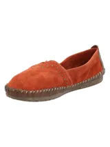Alpargatas RKF Laurie color ladrillo de cuero suede con tachas metálicas y suela de goma antideslizante.