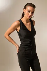 Top negro sin mangas de poliéster, con escote en V profundo y frunces en la parte delantera.