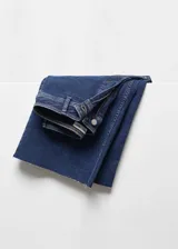 Pantalón de jean azul de corte recto, tiro alto y bajo desflecado.