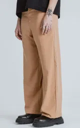 Pantalón recto de microfibra color beige, con cintura elastizada, cierre y botón frontal, y bolsillos traseros con tapa.