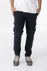 Pantalón cargo color marrón con bolsillos laterales con solapa y corte ajustado.