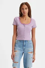Remera corta a rayas horizontales color lila y blanco, con cuello redondo y botones frontales.