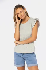 Remera color beige con estampado floral y volados en las mangas.