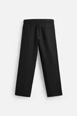 Pantalón negro regular fit confeccionado en tejido de lino. Cintura ajustable con cordón interior, bolsillos frontales y detalle de bolsillos traseros de vivo.