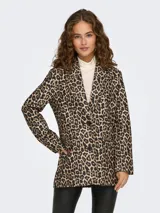 Blazer largo con estampado de leopardo, solapas de muesca, cierre frontal con dos botones y bolsillos delanteros con solapa.
