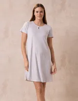 Camisón corto estampado de tejido suave, con cuello redondo con abertura y mangas cortas.