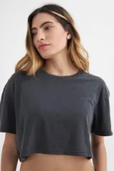 Remera negra de corte cropped y estilo oversized.