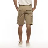 Bermuda de gabardina color beige, corte recto, con bolsillos cargo laterales y cinturón de tela ajustable.