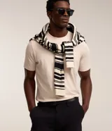 Remera masculina de algodón color crema, con cuello redondo y mangas cortas.