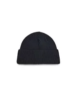 Gorro de lana negro con detalle de etiqueta con logo en el borde.